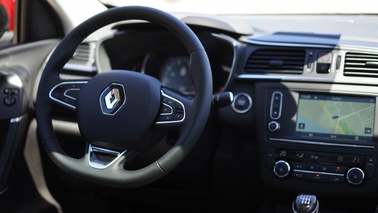 Renault waagt zich met de Kadjar aan de C-segment crossover. Gebaseerd op het platform van de Nissan Qashqai, maar toch wezenlijk anders, blijkt tijdens de eerste indruk.