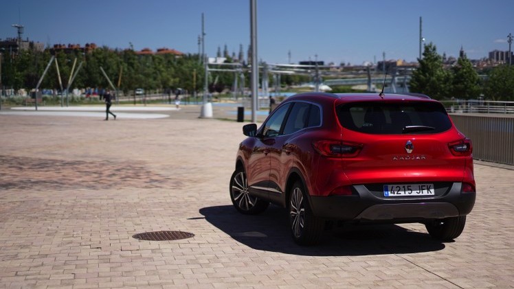 Renault waagt zich met de Kadjar aan de C-segment crossover. Gebaseerd op het platform van de Nissan Qashqai, maar toch wezenlijk anders, blijkt tijdens de eerste indruk.