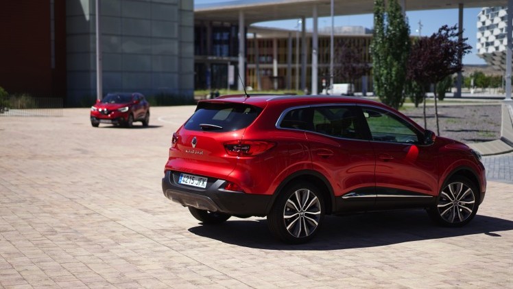 Renault waagt zich met de Kadjar aan de C-segment crossover. Gebaseerd op het platform van de Nissan Qashqai, maar toch wezenlijk anders, blijkt tijdens de eerste indruk.