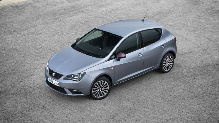 Een lichte opfrisbeurt voor de Seat Ibiza. Net als zijn platformgenoten, de Volkswagen Polo en Skoda Fabia, krijgt de Ibiza nu ook de beschikking over driecilinders. Wij reden hem met 110 pk in Barcel