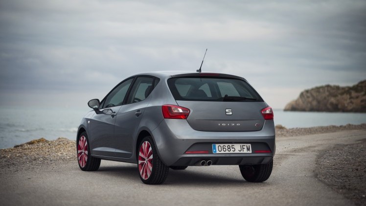 Een lichte opfrisbeurt voor de Seat Ibiza. Net als zijn platformgenoten, de Volkswagen Polo en Skoda Fabia, krijgt de Ibiza nu ook de beschikking over driecilinders. Wij reden hem met 110 pk in Barcel