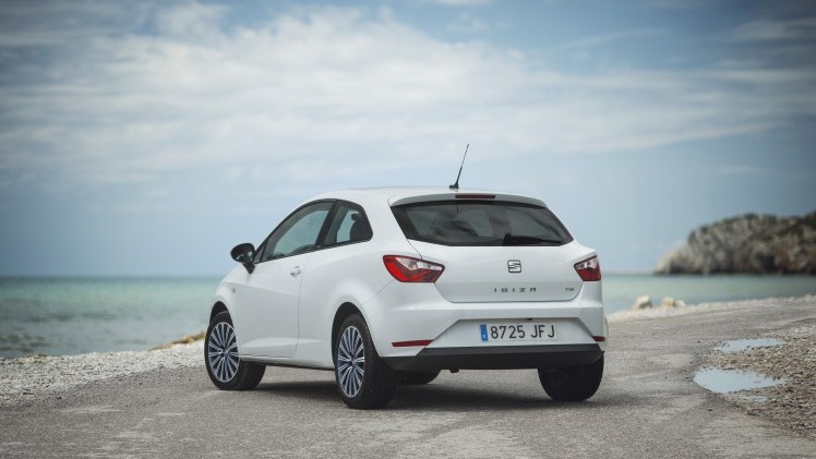 Een lichte opfrisbeurt voor de Seat Ibiza. Net als zijn platformgenoten, de Volkswagen Polo en Skoda Fabia, krijgt de Ibiza nu ook de beschikking over driecilinders. Wij reden hem met 110 pk in Barcel