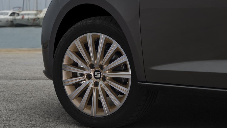 Een lichte opfrisbeurt voor de Seat Ibiza. Net als zijn platformgenoten, de Volkswagen Polo en Skoda Fabia, krijgt de Ibiza nu ook de beschikking over driecilinders. Wij reden hem met 110 pk in Barcel