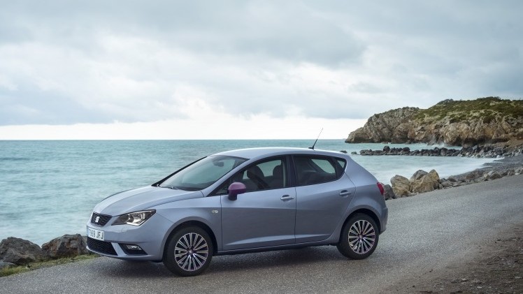 Een lichte opfrisbeurt voor de Seat Ibiza. Net als zijn platformgenoten, de Volkswagen Polo en Skoda Fabia, krijgt de Ibiza nu ook de beschikking over driecilinders. Wij reden hem met 110 pk in Barcel