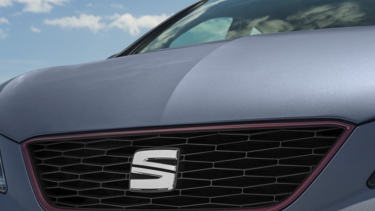 Een lichte opfrisbeurt voor de Seat Ibiza. Net als zijn platformgenoten, de Volkswagen Polo en Skoda Fabia, krijgt de Ibiza nu ook de beschikking over driecilinders. Wij reden hem met 110 pk in Barcel
