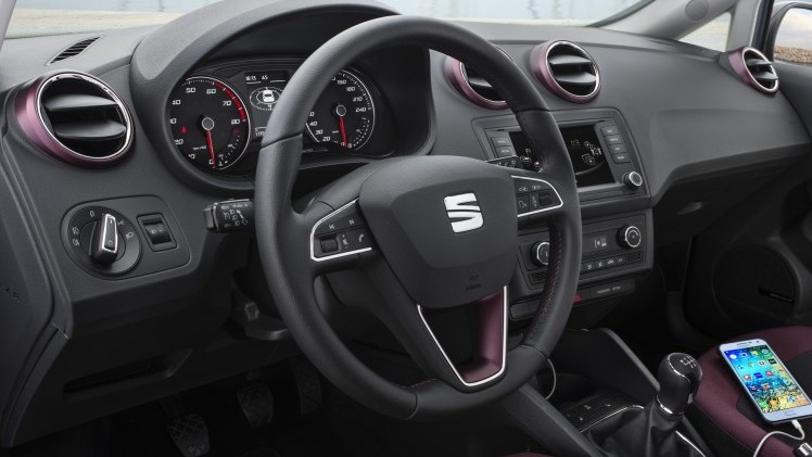 Een lichte opfrisbeurt voor de Seat Ibiza. Net als zijn platformgenoten, de Volkswagen Polo en Skoda Fabia, krijgt de Ibiza nu ook de beschikking over driecilinders. Wij reden hem met 110 pk in Barcel