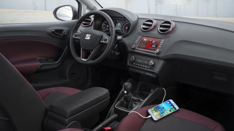 Een lichte opfrisbeurt voor de Seat Ibiza. Net als zijn platformgenoten, de Volkswagen Polo en Skoda Fabia, krijgt de Ibiza nu ook de beschikking over driecilinders. Wij reden hem met 110 pk in Barcel