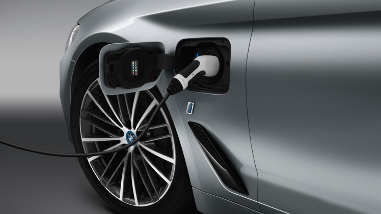BMW heeft de beginprijzen van de nieuwe BMW 5 Serie (sedan) bekendgemaakt, samen met enige andere informatie. Ook werd de Touring alvast onthuld.