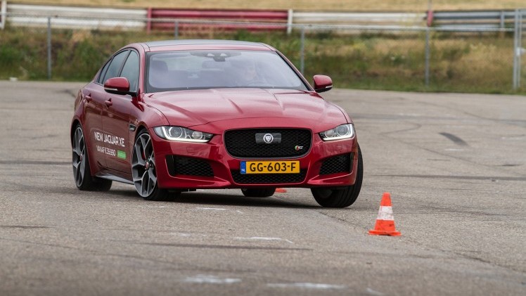 Eerste kilometers in Nederland met de nieuwe Jaguar XE, op Circuit Park Zandvoort tijdens de Track Day.