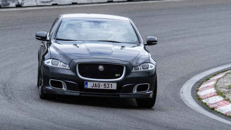 Eerste kilometers in Nederland met de nieuwe Jaguar XE, op Circuit Park Zandvoort tijdens de Track Day.
