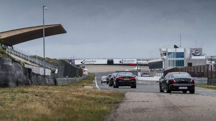 Eerste kilometers in Nederland met de nieuwe Jaguar XE, op Circuit Park Zandvoort tijdens de Track Day.