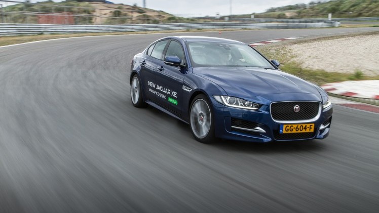 Eerste kilometers in Nederland met de nieuwe Jaguar XE, op Circuit Park Zandvoort tijdens de Track Day.