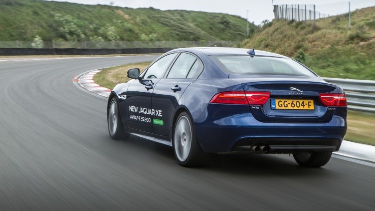Eerste kilometers in Nederland met de nieuwe Jaguar XE, op Circuit Park Zandvoort tijdens de Track Day.