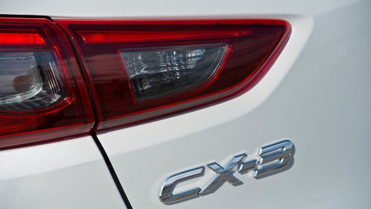 Autotest Mazda CX-3 2.0 SkyActivG 150 AWD tijdens de sneak preview persintroductie. Ook is er gereden met de CX-3 SkyActiv-D 105 diesel met 20% bijtelling.