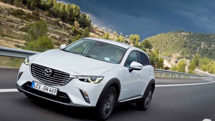 Autotest Mazda CX-3 2.0 SkyActivG 150 AWD tijdens de sneak preview persintroductie. Ook is er gereden met de CX-3 SkyActiv-D 105 diesel met 20% bijtelling.