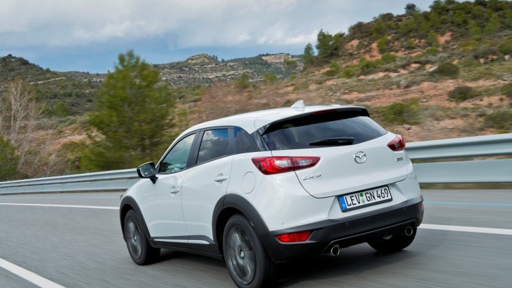 Autotest Mazda CX-3 2.0 SkyActivG 150 AWD tijdens de sneak preview persintroductie. Ook is er gereden met de CX-3 SkyActiv-D 105 diesel met 20% bijtelling.