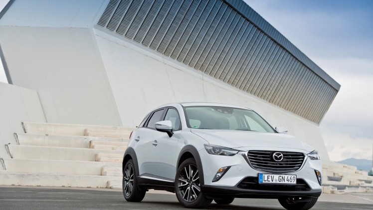 Autotest Mazda CX-3 2.0 SkyActivG 150 AWD tijdens de sneak preview persintroductie. Ook is er gereden met de CX-3 SkyActiv-D 105 diesel met 20% bijtelling.
