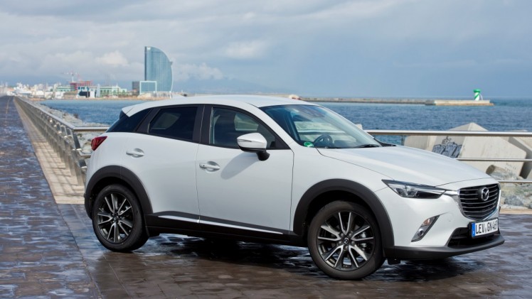 Autotest Mazda CX-3 2.0 SkyActivG 150 AWD tijdens de sneak preview persintroductie. Ook is er gereden met de CX-3 SkyActiv-D 105 diesel met 20% bijtelling.