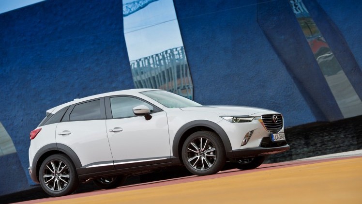 Autotest Mazda CX-3 2.0 SkyActivG 150 AWD tijdens de sneak preview persintroductie. Ook is er gereden met de CX-3 SkyActiv-D 105 diesel met 20% bijtelling.