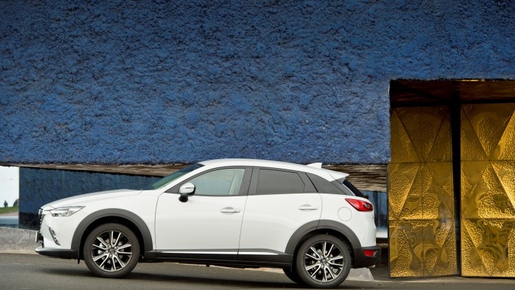 Autotest Mazda CX-3 2.0 SkyActivG 150 AWD tijdens de sneak preview persintroductie. Ook is er gereden met de CX-3 SkyActiv-D 105 diesel met 20% bijtelling.