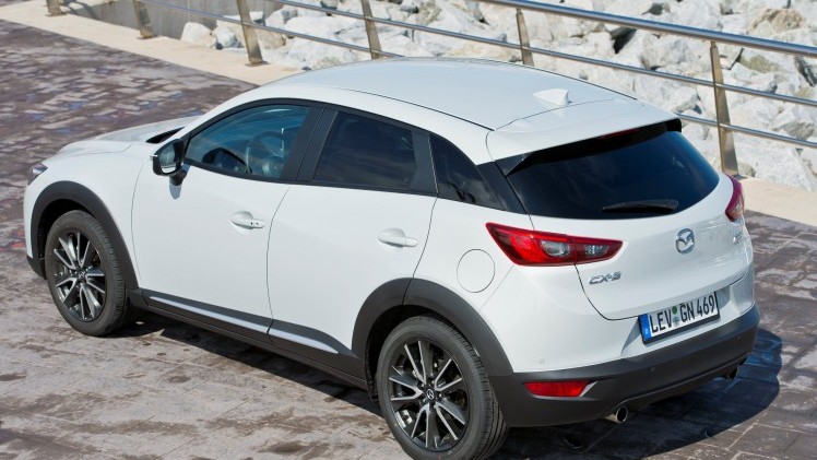 Autotest Mazda CX-3 2.0 SkyActivG 150 AWD tijdens de sneak preview persintroductie. Ook is er gereden met de CX-3 SkyActiv-D 105 diesel met 20% bijtelling.