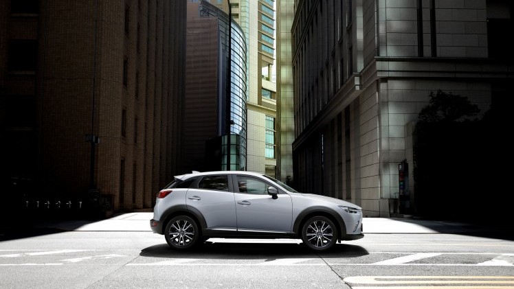 Autotest Mazda CX-3 2.0 SkyActivG 150 AWD tijdens de sneak preview persintroductie. Ook is er gereden met de CX-3 SkyActiv-D 105 diesel met 20% bijtelling.