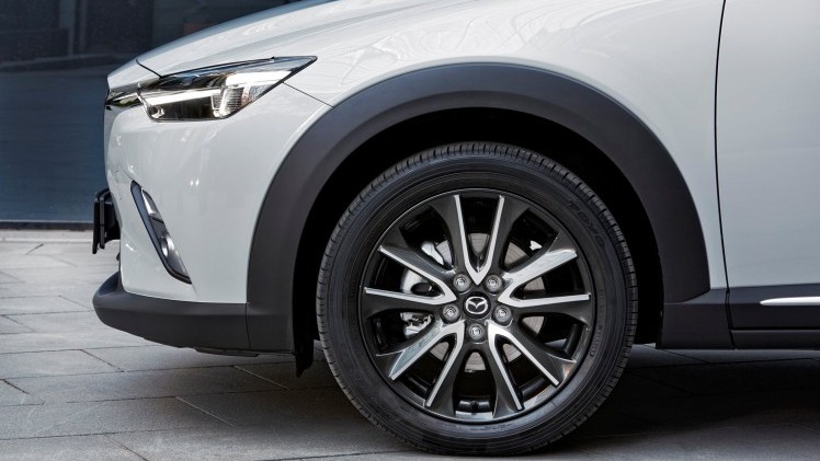 Autotest Mazda CX-3 2.0 SkyActivG 150 AWD tijdens de sneak preview persintroductie. Ook is er gereden met de CX-3 SkyActiv-D 105 diesel met 20% bijtelling.