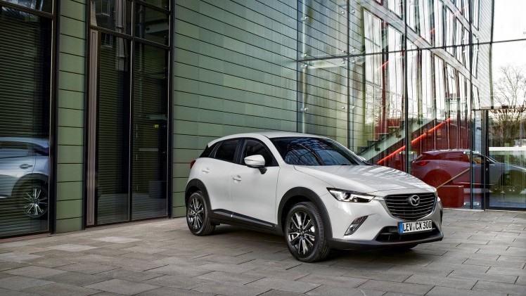 Autotest Mazda CX-3 2.0 SkyActivG 150 AWD tijdens de sneak preview persintroductie. Ook is er gereden met de CX-3 SkyActiv-D 105 diesel met 20% bijtelling.