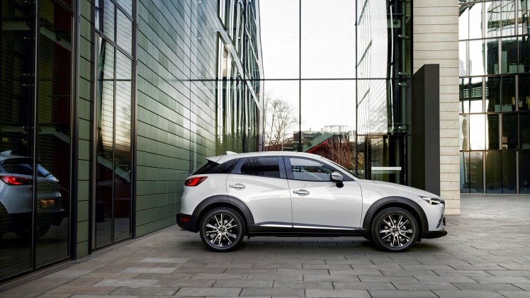 Autotest Mazda CX-3 2.0 SkyActivG 150 AWD tijdens de sneak preview persintroductie. Ook is er gereden met de CX-3 SkyActiv-D 105 diesel met 20% bijtelling.