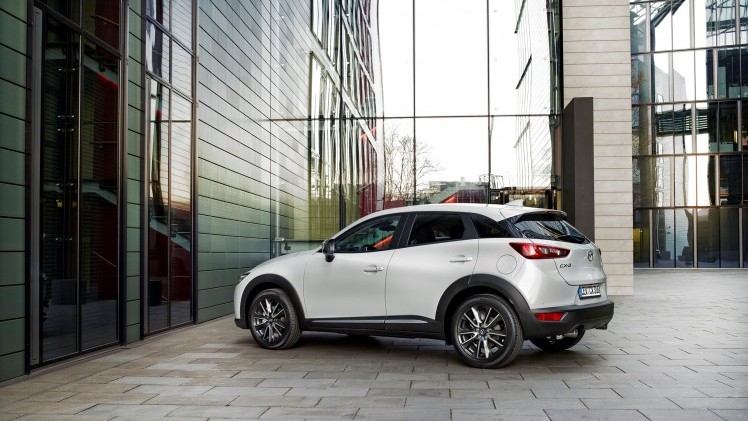Autotest Mazda CX-3 2.0 SkyActivG 150 AWD tijdens de sneak preview persintroductie. Ook is er gereden met de CX-3 SkyActiv-D 105 diesel met 20% bijtelling.