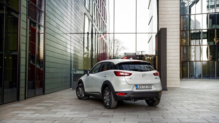 Autotest Mazda CX-3 2.0 SkyActivG 150 AWD tijdens de sneak preview persintroductie. Ook is er gereden met de CX-3 SkyActiv-D 105 diesel met 20% bijtelling.