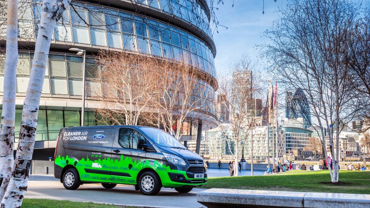 Begin deze maand kondigde Ford haar grote elektroplannen aan. Een van de nieuwtjes voor Europa is een plug-in hybride Transit en daarmee voert Ford nu de eerste tests uit in Londen.