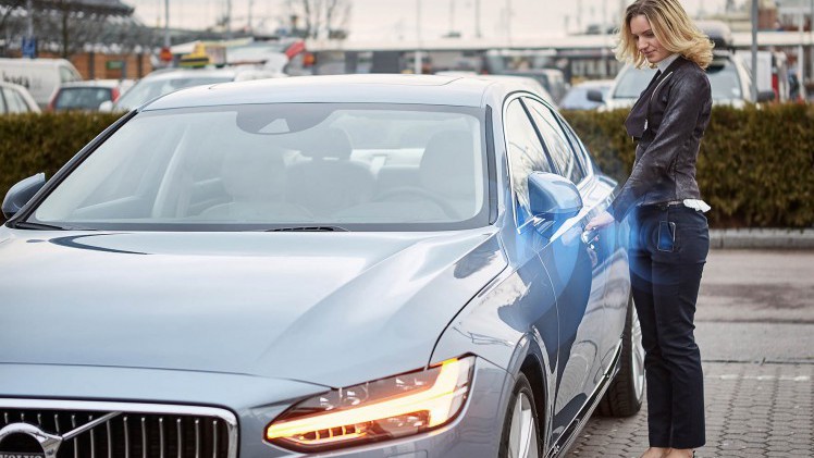 Volvo experimenteert met de digitale autosleutel in samenwerking met een autodeelbedrijf. Vanaf 2017 wordt de digitale sleuteltechniek in beperkte in werking gesteld.