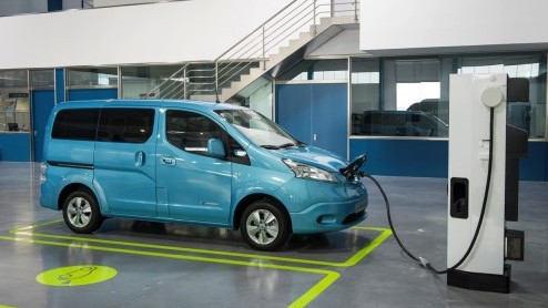 Autotest Nissan e-NV200, de elektrische Nissan NV200. Nissan levert de elektrische auto als bedrijfswagen of personenbus e-NV200 Evalia. Ondernemers komen in aanmerking voor vele subsidies.
