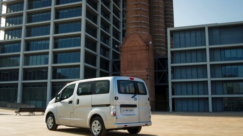 Autotest Nissan e-NV200, de elektrische Nissan NV200. Nissan levert de elektrische auto als bedrijfswagen of personenbus e-NV200 Evalia. Ondernemers komen in aanmerking voor vele subsidies.