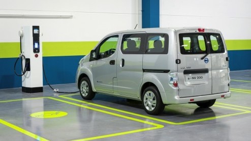 Autotest Nissan e-NV200, de elektrische Nissan NV200. Nissan levert de elektrische auto als bedrijfswagen of personenbus e-NV200 Evalia. Ondernemers komen in aanmerking voor vele subsidies.