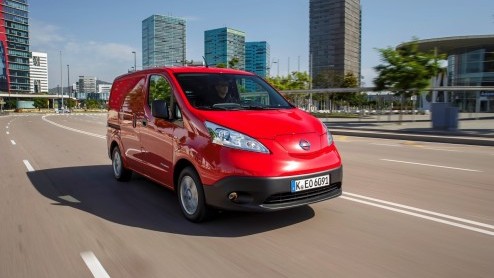 Autotest Nissan e-NV200, de elektrische Nissan NV200. Nissan levert de elektrische auto als bedrijfswagen of personenbus e-NV200 Evalia. Ondernemers komen in aanmerking voor vele subsidies.