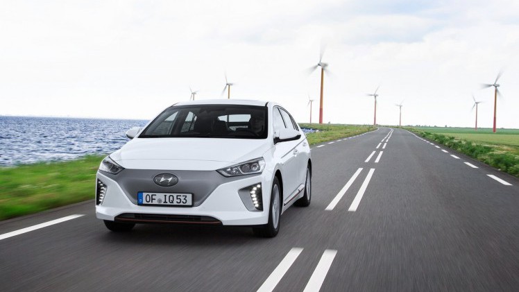Met de Ioniq begeeft Hyundai zich op de markt van auto's als de Prius. AutoVandaag zocht met een rijtest uit of het de Ioniq gaat lukken om verkopen van de concurrentie af te snoepen.