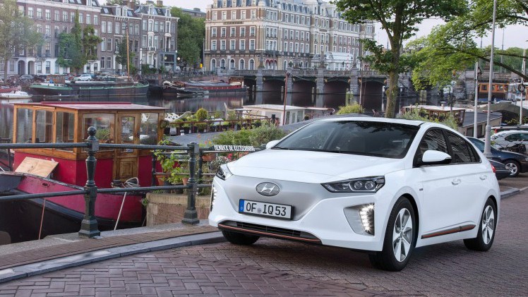 Met de Ioniq begeeft Hyundai zich op de markt van auto's als de Prius. AutoVandaag zocht met een rijtest uit of het de Ioniq gaat lukken om verkopen van de concurrentie af te snoepen.