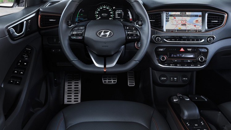 Met de Ioniq begeeft Hyundai zich op de markt van auto's als de Prius. AutoVandaag zocht met een rijtest uit of het de Ioniq gaat lukken om verkopen van de concurrentie af te snoepen.