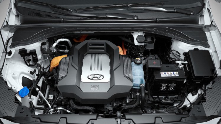 Met de Ioniq begeeft Hyundai zich op de markt van auto's als de Prius. AutoVandaag zocht met een rijtest uit of het de Ioniq gaat lukken om verkopen van de concurrentie af te snoepen.