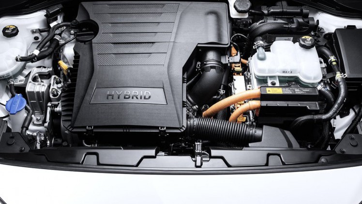 Met de Ioniq begeeft Hyundai zich op de markt van auto's als de Prius. AutoVandaag zocht met een rijtest uit of het de Ioniq gaat lukken om verkopen van de concurrentie af te snoepen.