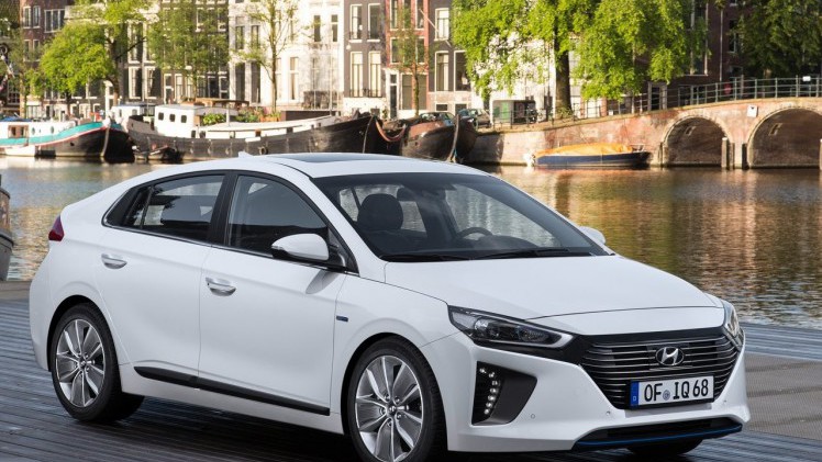 Met de Ioniq begeeft Hyundai zich op de markt van auto's als de Prius. AutoVandaag zocht met een rijtest uit of het de Ioniq gaat lukken om verkopen van de concurrentie af te snoepen.