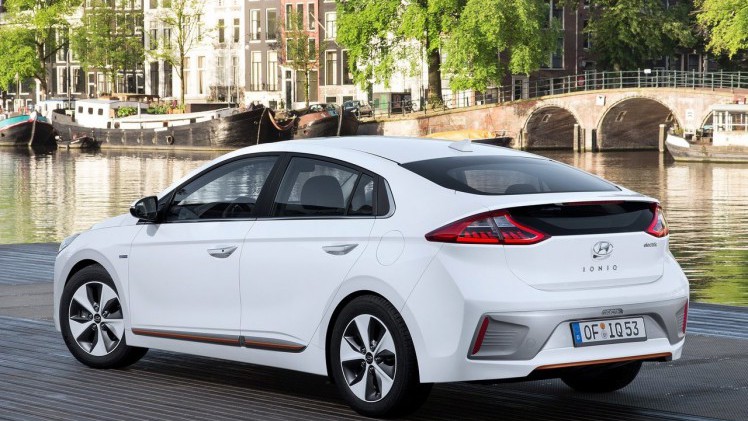 Met de Ioniq begeeft Hyundai zich op de markt van auto's als de Prius. AutoVandaag zocht met een rijtest uit of het de Ioniq gaat lukken om verkopen van de concurrentie af te snoepen.
