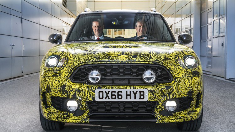 Mini geeft meer informatie over de nieuwe Countryman. Die krijgt in ieder geval een plug-in hybride versie, maar volledig elektrisch rijden is wel mogelijk.