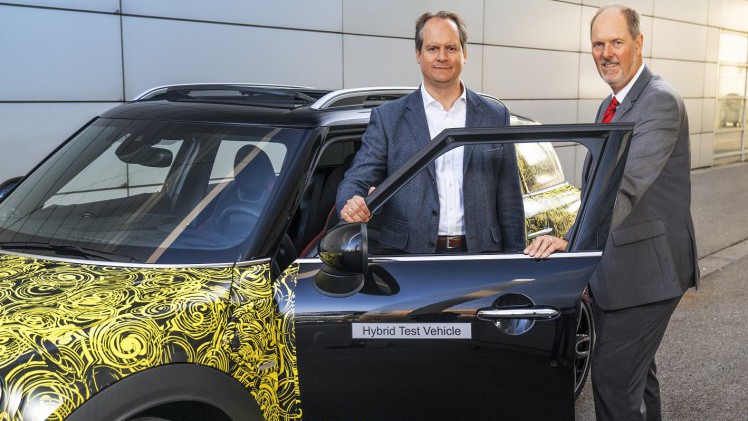 Mini geeft meer informatie over de nieuwe Countryman. Die krijgt in ieder geval een plug-in hybride versie, maar volledig elektrisch rijden is wel mogelijk.