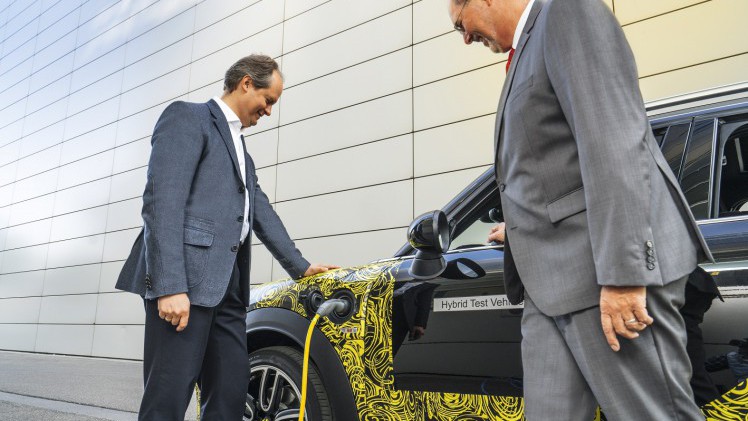 Mini geeft meer informatie over de nieuwe Countryman. Die krijgt in ieder geval een plug-in hybride versie, maar volledig elektrisch rijden is wel mogelijk.