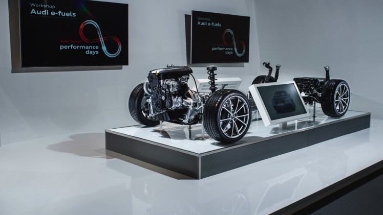 Audi maakt binnen tien jaar elk model minimaal hybride en introduceert daarnaast h-tron waterstoftechniek, elektrische turbo's, g-tron aardgas en draadloos laden.