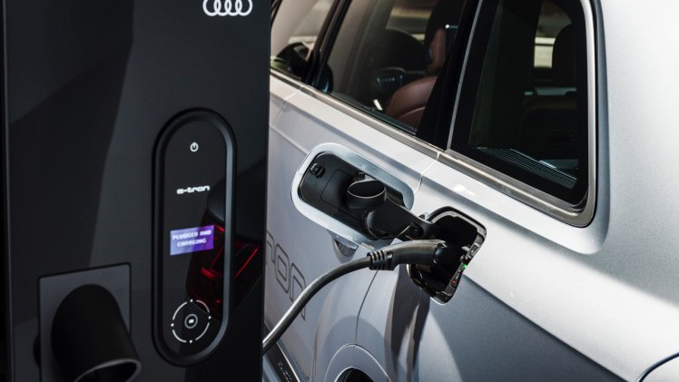 Audi maakt binnen tien jaar elk model minimaal hybride en introduceert daarnaast h-tron waterstoftechniek, elektrische turbo's, g-tron aardgas en draadloos laden.
