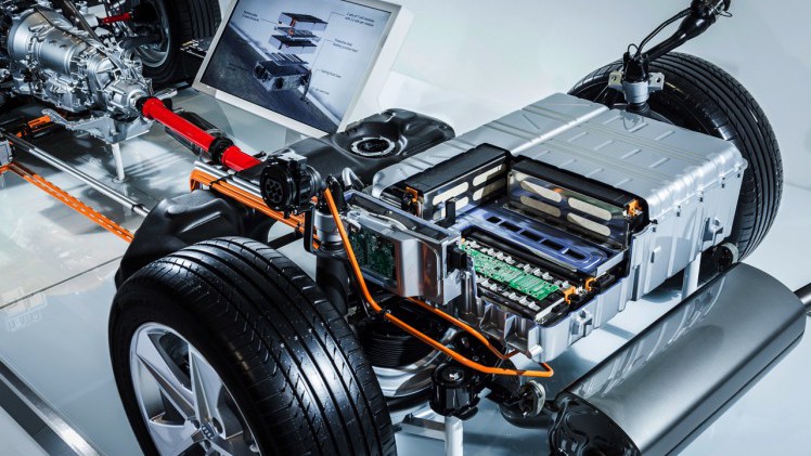 Audi maakt binnen tien jaar elk model minimaal hybride en introduceert daarnaast h-tron waterstoftechniek, elektrische turbo's, g-tron aardgas en draadloos laden.